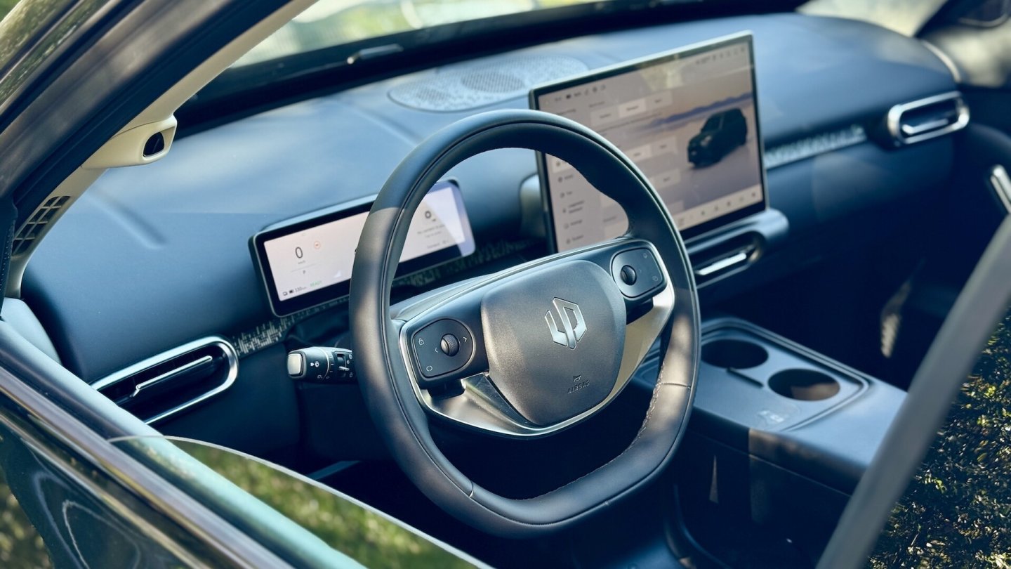 Das 14,6 Zoll große Infotainment-Display und die Instrumente im 8,8-Zoll-Format sind immer dabei.