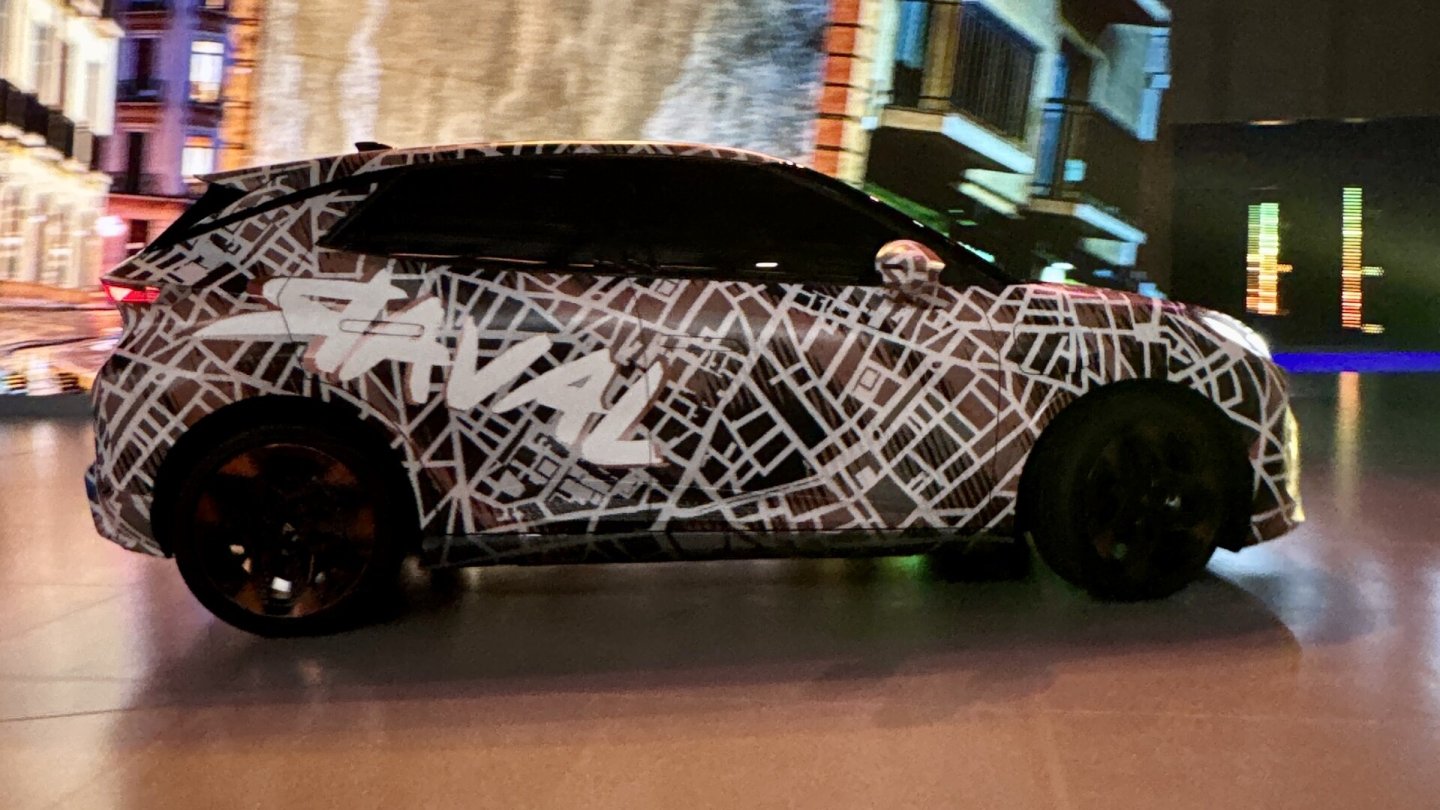 Der Cupra Raval bei einer Präsentation im Vorfeld der Messe IAA Mobility.