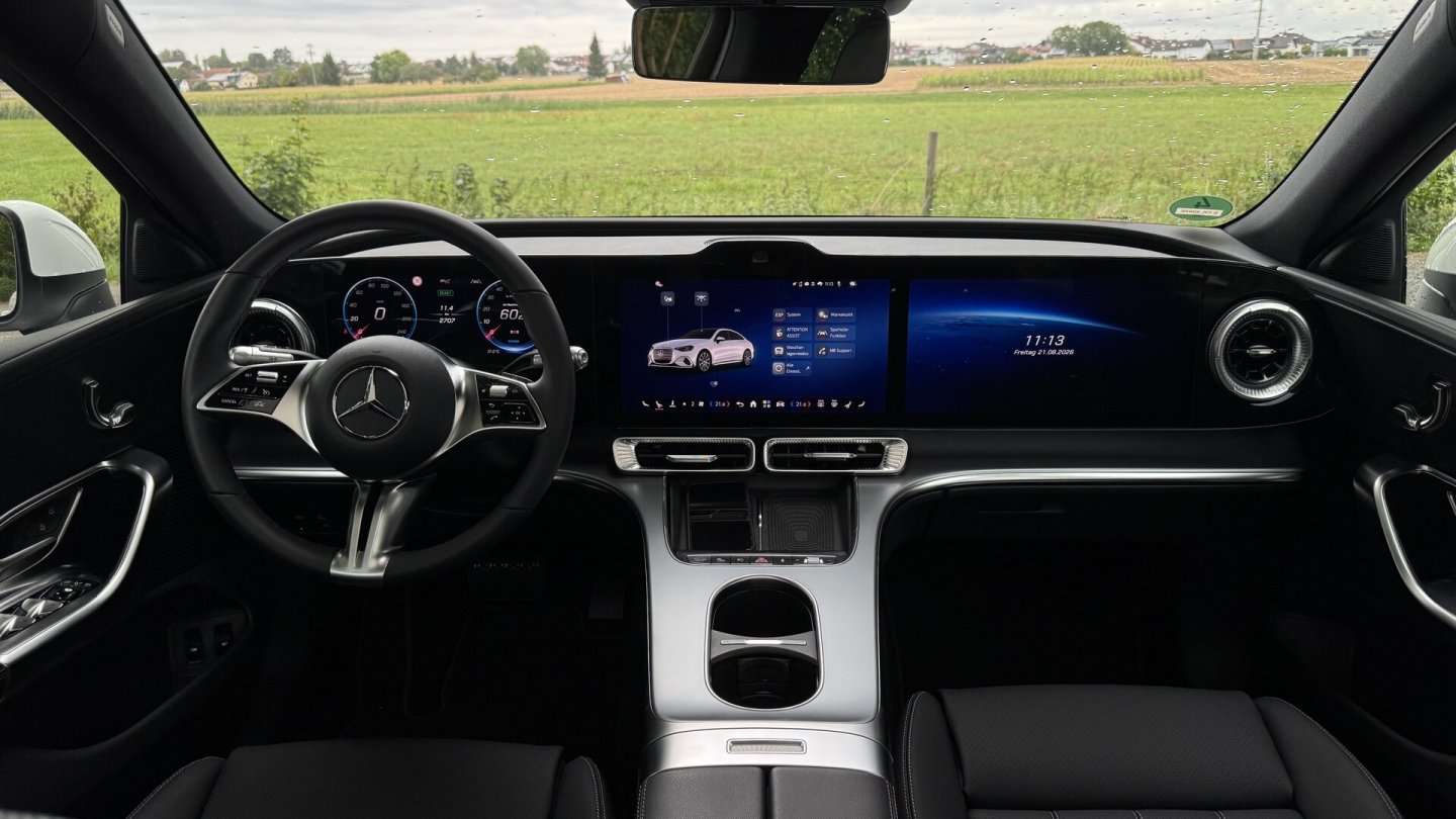 So sieht das Cockpit der C-Klasse ohne Hyperscreen aus. Passt auch, oder? Das Beifahrerdisplay hat in der Basis keine Funktionen.