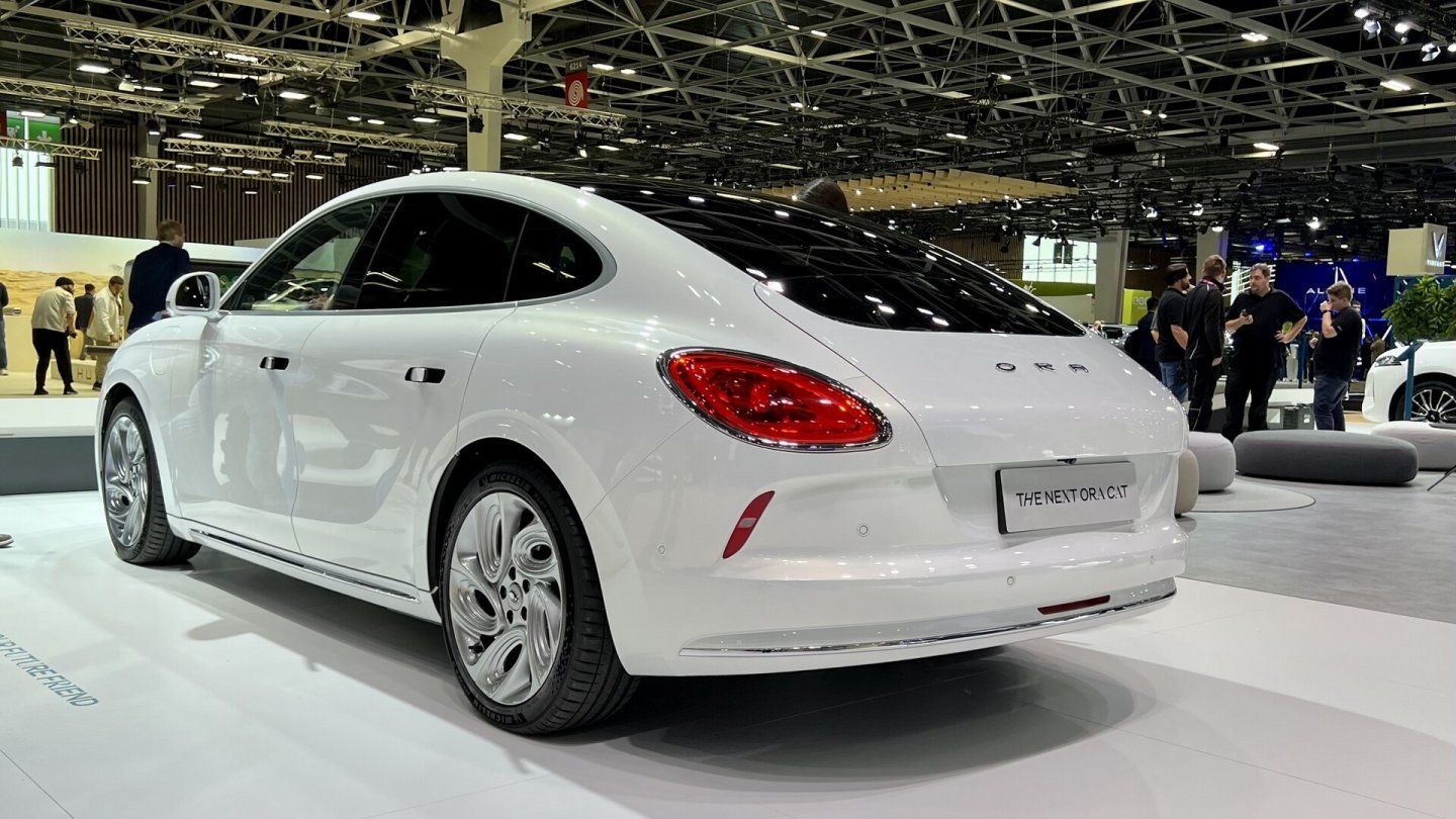 Auch die Limousine GWM Ora 07 zeigt ein betont rundliches Design.