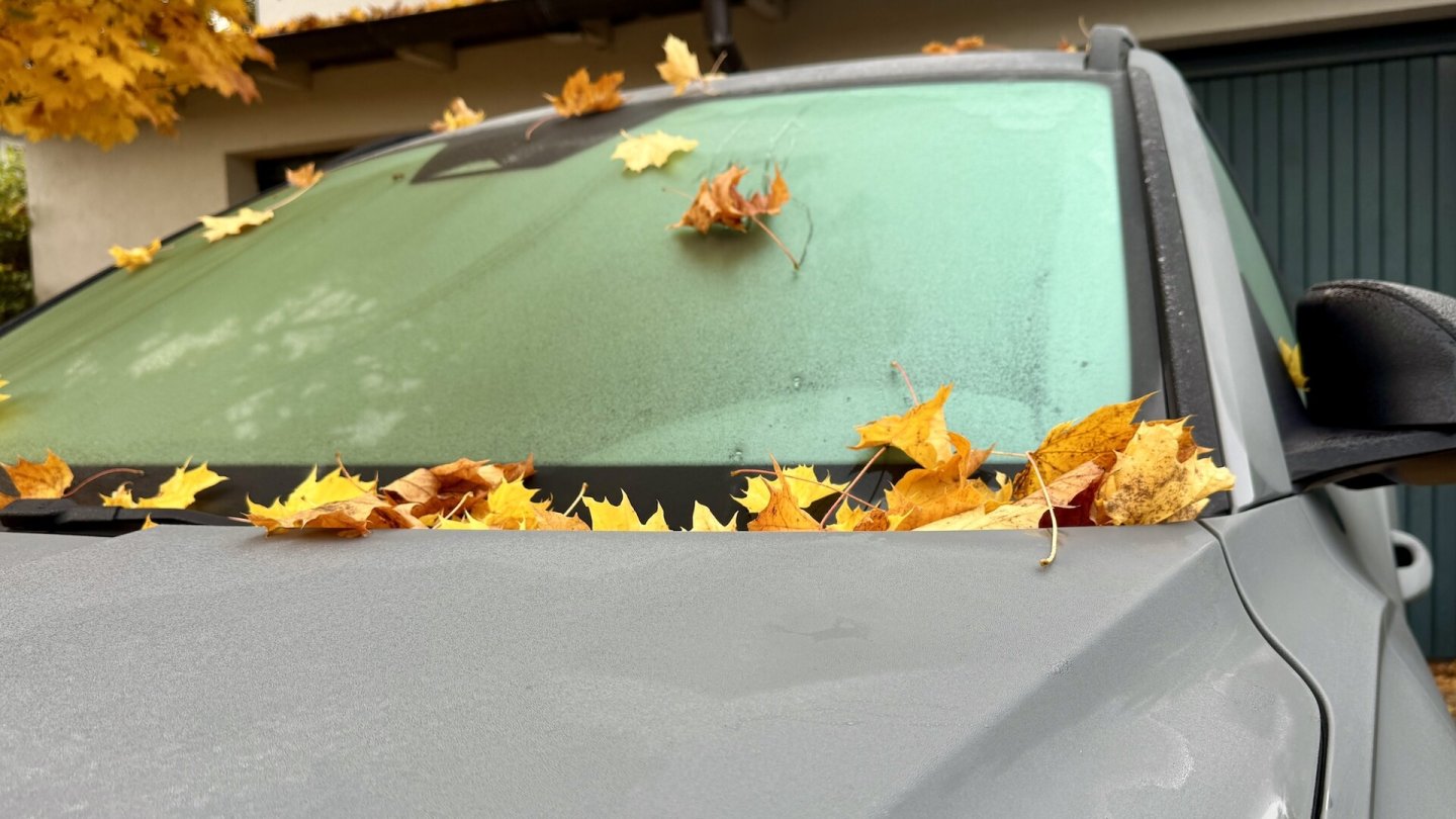 Schon jetzt im Herbst können die Scheiben des Autos nachts zufrieren. Schon jetzt im Herbst können die Scheiben des Autos nachts zufrieren.