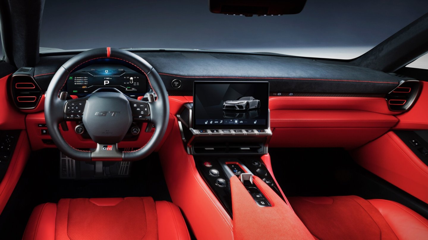 Der erste Blick ins Cockpit der Straßenversion mit 12-Uhr-Markierung auf dem Lenkrad.