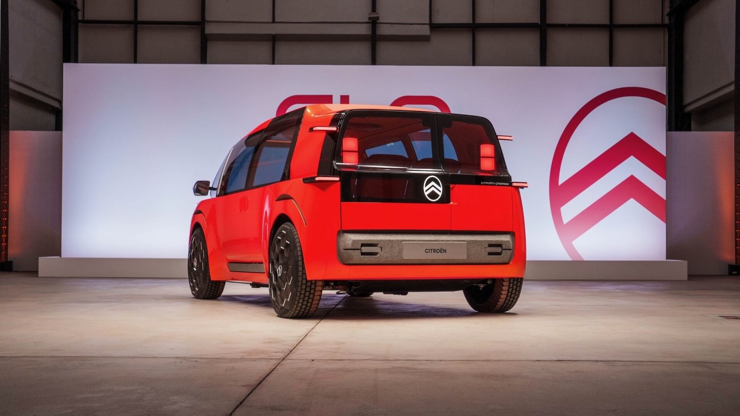 Das Design der Rückleuchten erinnert an den aktuellen C5 Aircross.