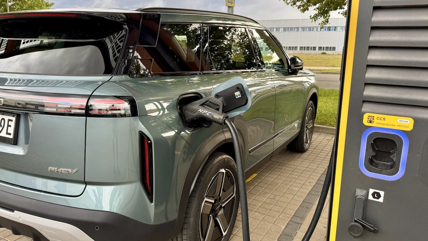 Den Jaecoo 7 kann man auch über CCS laden, hier klettert die Anzeige auf 43 kW. Den Jaecoo 7 kann man auch über CCS laden, hier klettert die Anzeige auf 43 kW.
