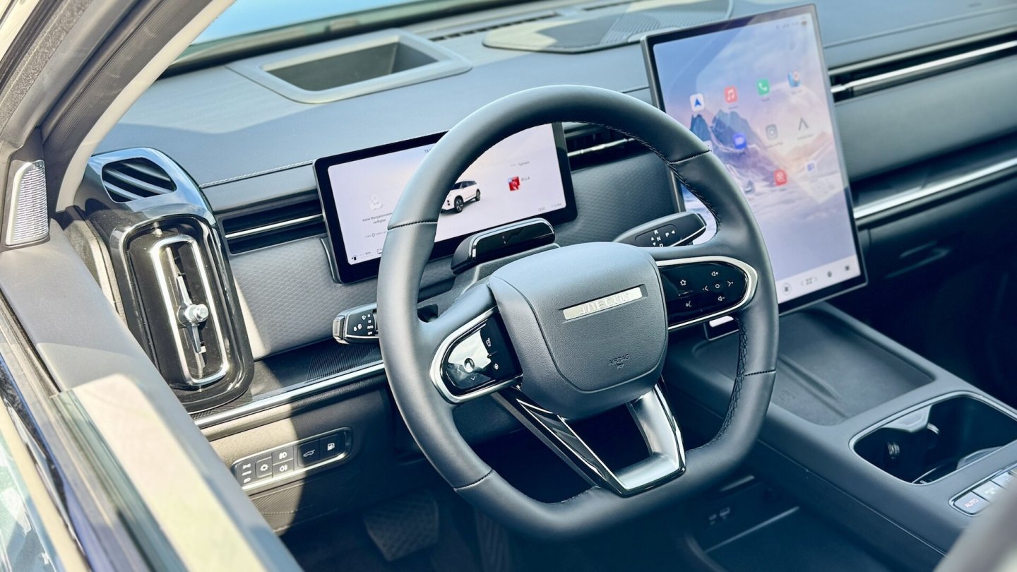 Das Cockpit ist modern und reduziert gestaltet, auch hier gefallen die Materialien und die Haptik. Das Cockpit ist modern und reduziert gestaltet, auch hier gefallen die Materialien und die Haptik.