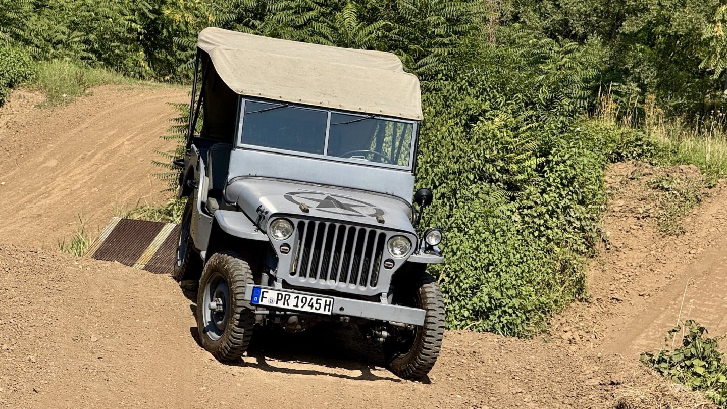 Blick zurück vor dem Aufbruch in die Zukunft: Die Anfänge von Jeep lagen in Fahrzeugen für das US-Militär.
