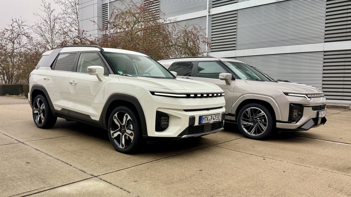 Links zu sehen: Der elektrische KGM Torres EVX neben dem Actyon.