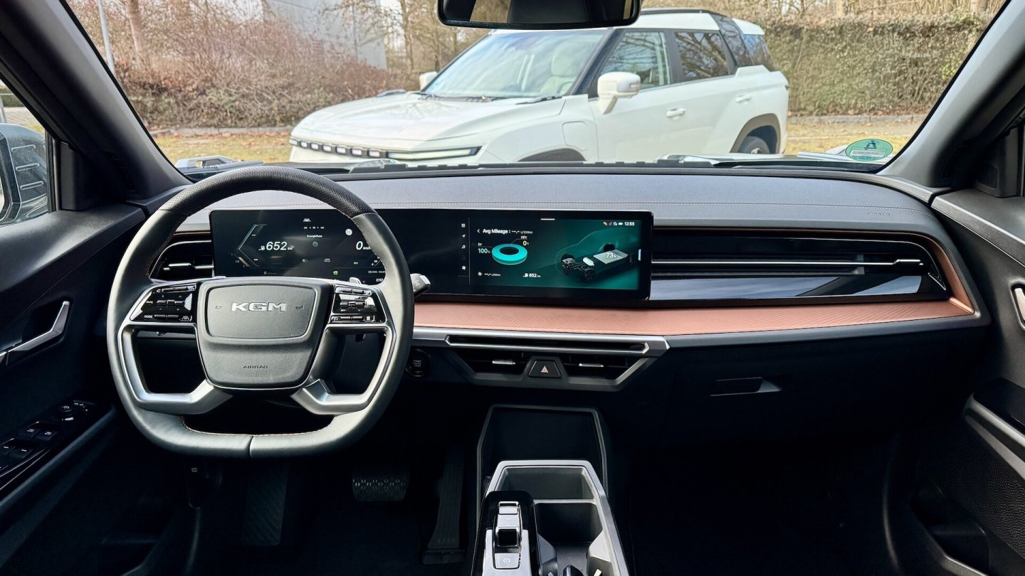 Blick ins Cockpit des Sondermodells KGM Torres Essential mit zwei großen Displays.