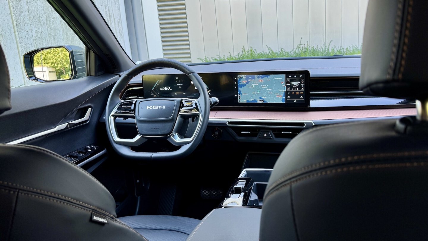 Ein Navigationssystem mit TomTom-Kartenmaterial fährt in jedem Torres serienmäßig mit.