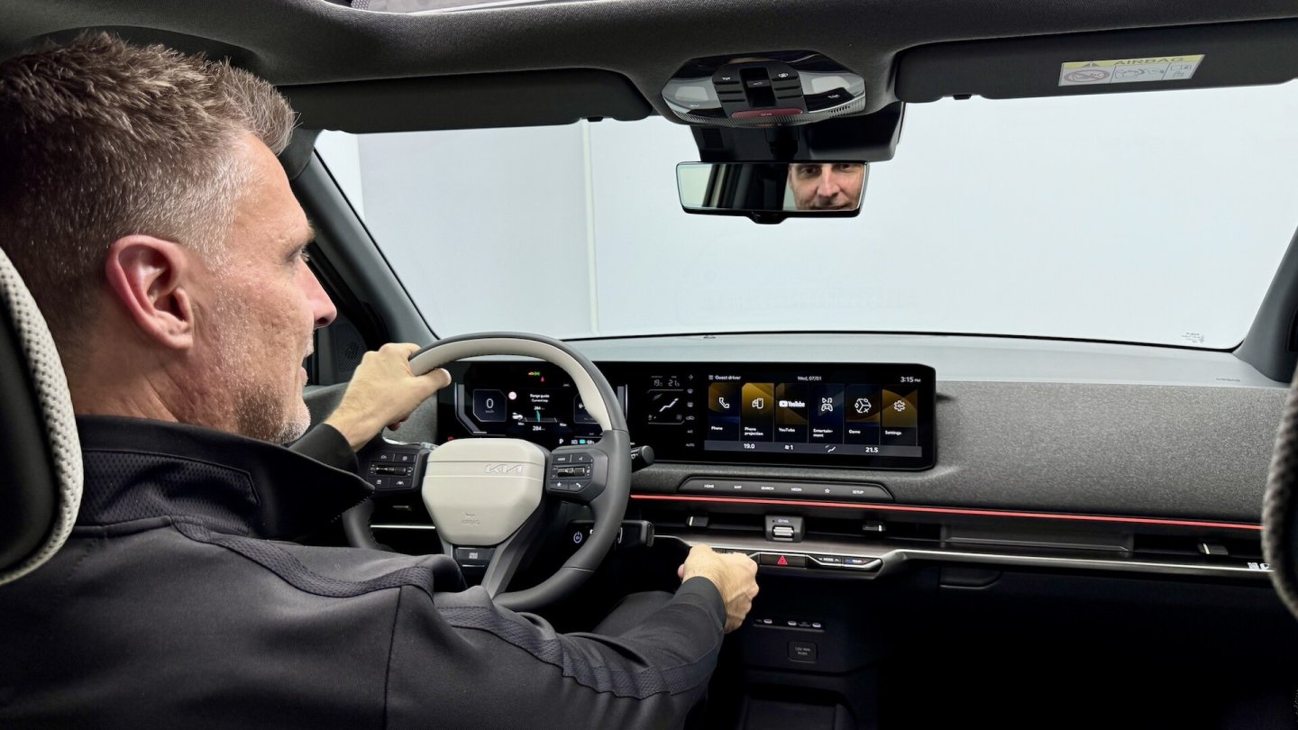 Das Cockpit mit den großen Displays wirkt erwachsen, die Bedienung ist aus anderen Modellen der Marke gelernt.