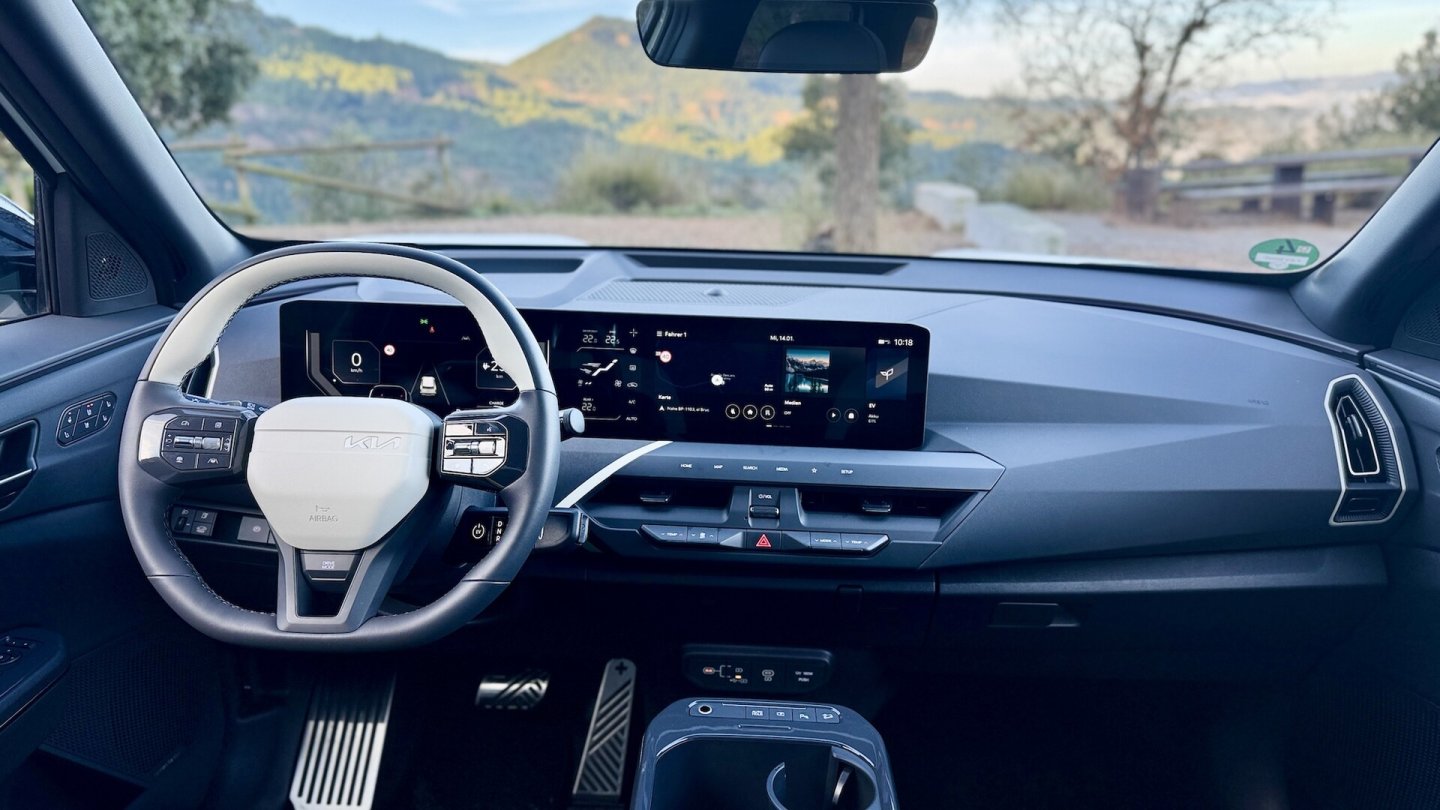 Das Navigationssystem ist immer Serie. In der GT-Line Launch Edition fährt auch ein großes Head-up-Display ohne Extrakosten mit.