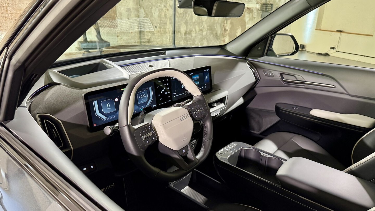 Die Cockpit-Architektur ist aus anderen Elektro-Kia-Modellen bekannt. Die Cockpit-Architektur ist aus anderen Elektro-Kia-Modellen bekannt.