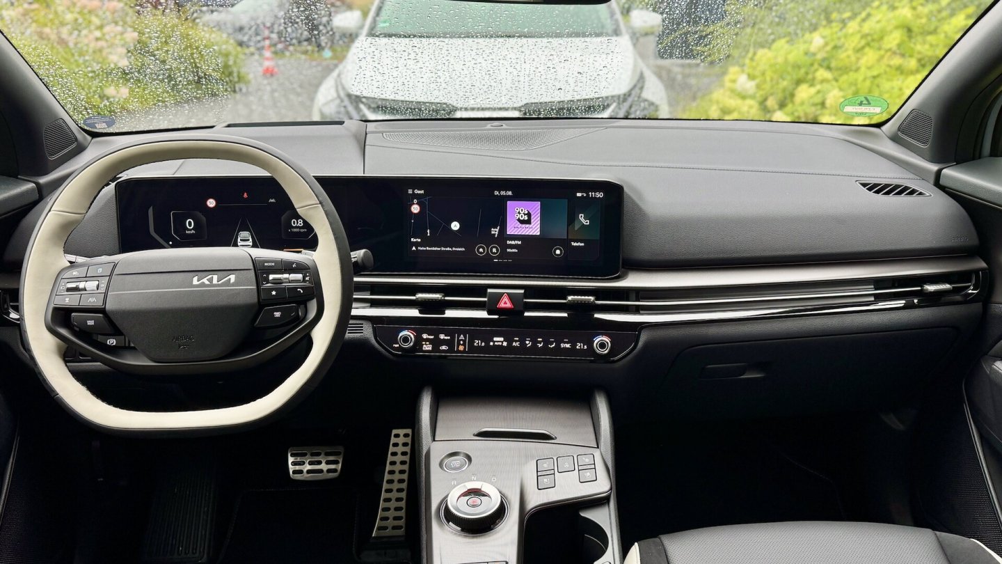 Das Zweispeichenlenkrad ist neiu, ebenso die Software und das optionale HEad-up-Display. Das Zweispeichenlenkrad ist neiu, ebenso die Software und das optionale HEad-up-Display.