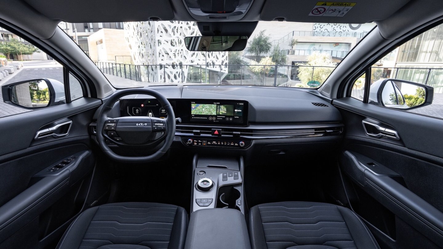 Das Cockpit wurde umgestaltet, die Display-Landschaft ist bekannt. Das Cockpit wurde umgestaltet, die Display-Landschaft ist bekannt.