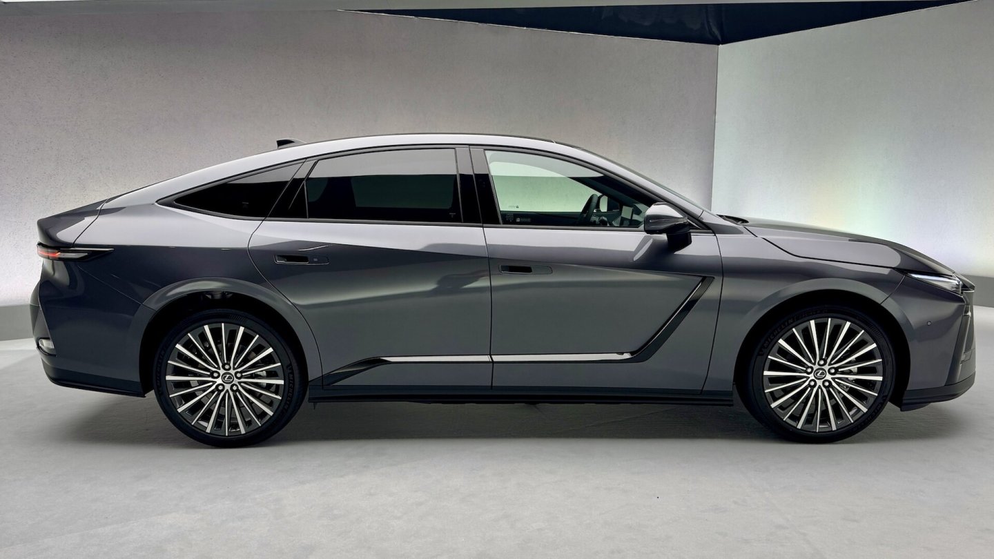 Der Lexus ES 350e hat Frontantrieb, darüber rangiert der 500e. Der Lexus ES 350e hat Frontantrieb, darüber rangiert der 500e.