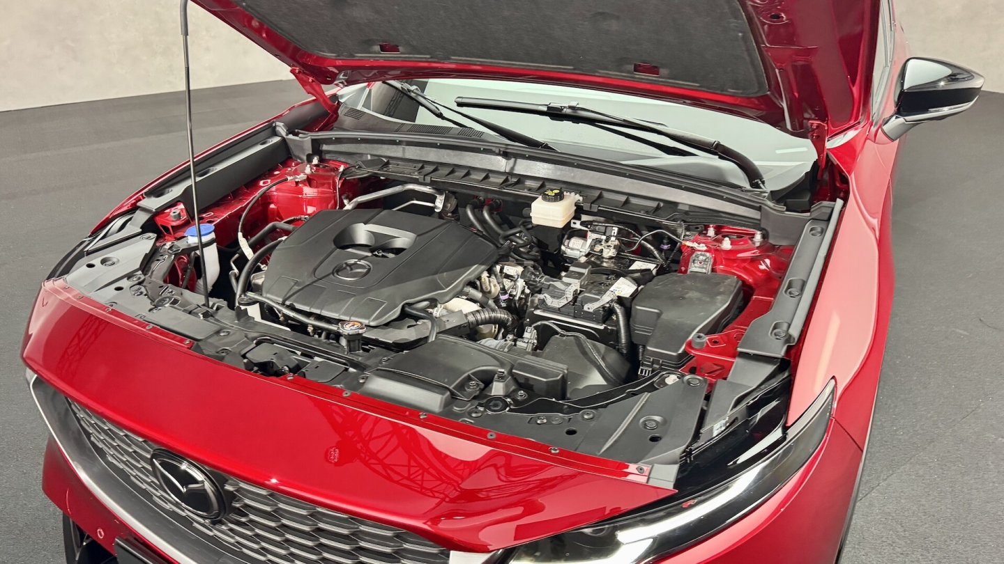 Einziger Motor zum Marktstart des CX-5 ist ein 2,5 Liter großer Vierzylinder-Benziner mit 141 PS. Einziger Motor zum Marktstart des CX-5 ist ein 2,5 Liter großer Vierzylinder-Benziner mit 141 PS.