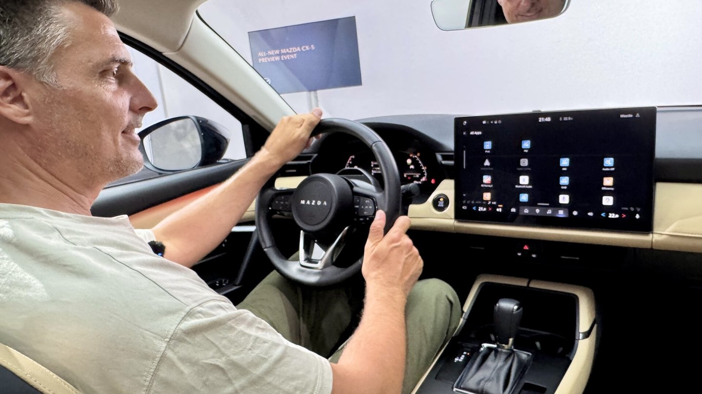 Der Mazda CX-5 setzt im Cockpit auf ein großen Display mit Touchscreen-Funktion und Google-Software. Der Mazda CX-5 setzt im Cockpit auf ein großen Display mit Touchscreen-Funktion und Google-Software.