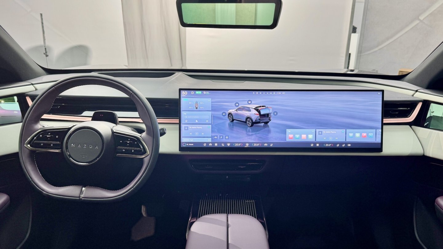 Mit dem riesigen Display entfernt sich der CX-6e maximal weit von der klassischen Mazda-Bedienstruktur. Ein Head-up-Display ist Serie.