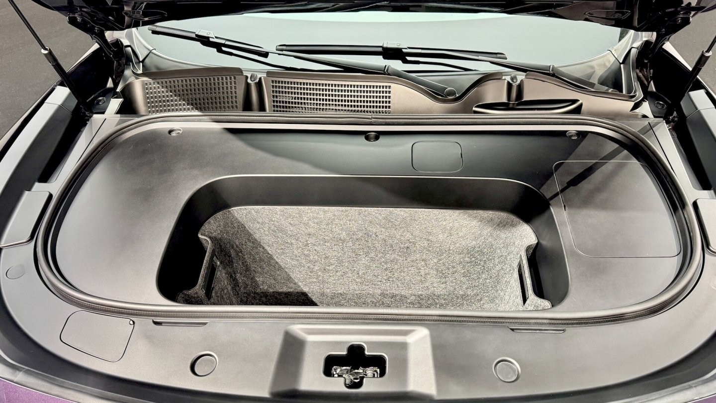 Praktisch: Im Staufach unter der vorderen Haube steckt eine herausnehmbare Kiste.