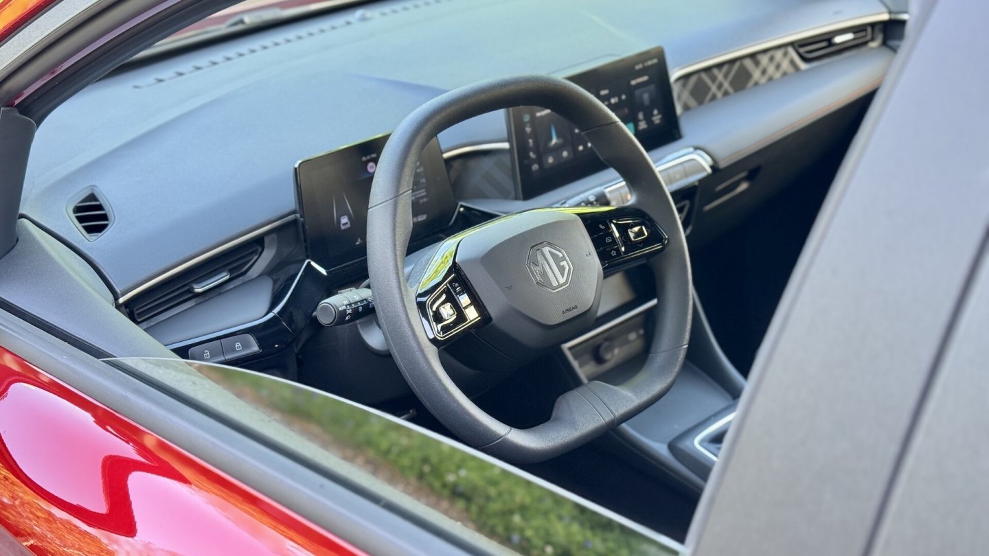 Adretter Innenraum mit digitalen Instrumenten und großem Touchscreen für das Infotainment. Adretter Innenraum mit digitalen Instrumenten und großem Touchscreen für das Infotainment.