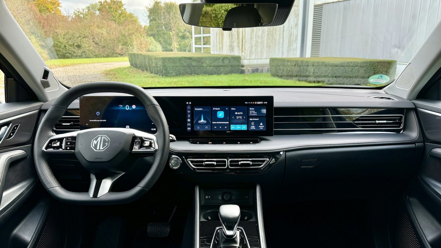 Das Cockpit des MG HS, hier in der Benziner-Variante. Das Cockpit des MG HS, hier in der Benziner-Variante.