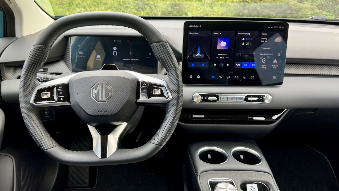 Das jetzt 10,25 Zoll große Fahrer-Display ist besser ins neue Cockpit integriert als beim Vorgänger.