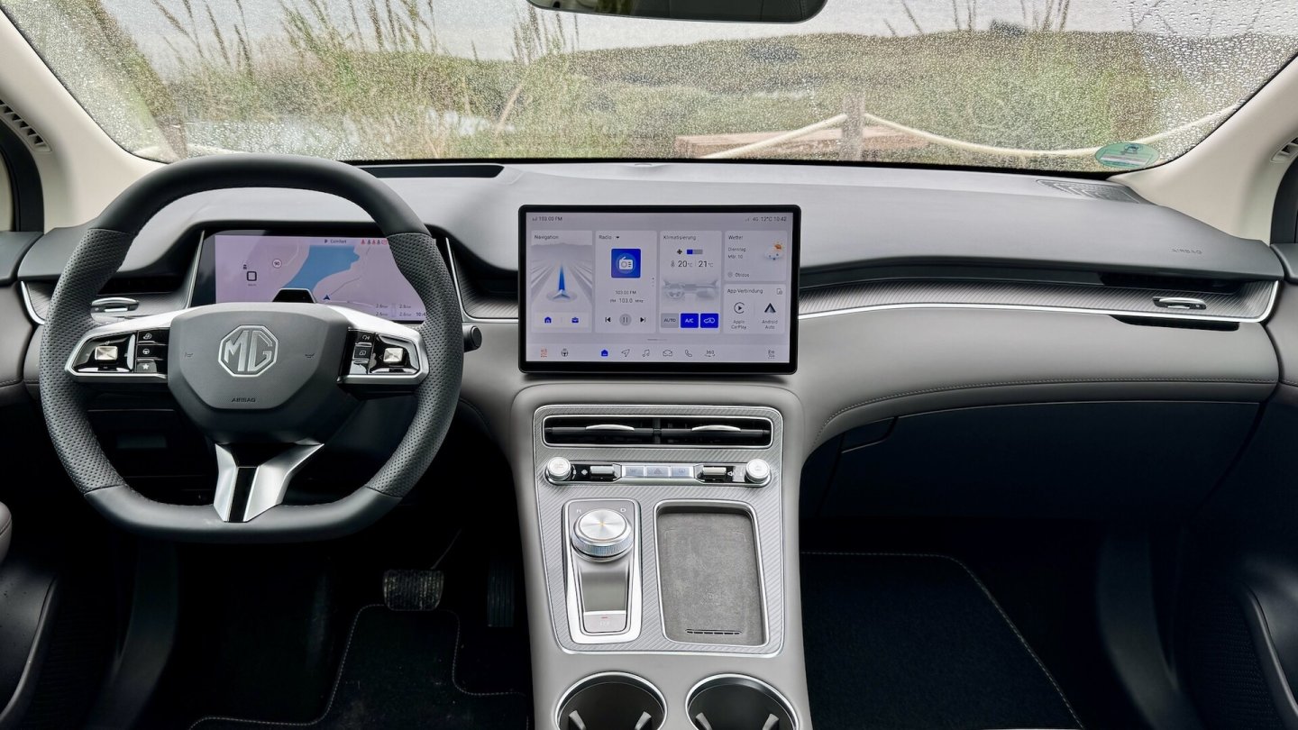 Die Ausstattung ist umfangreich, bis hin zum guten Head-up-Display.