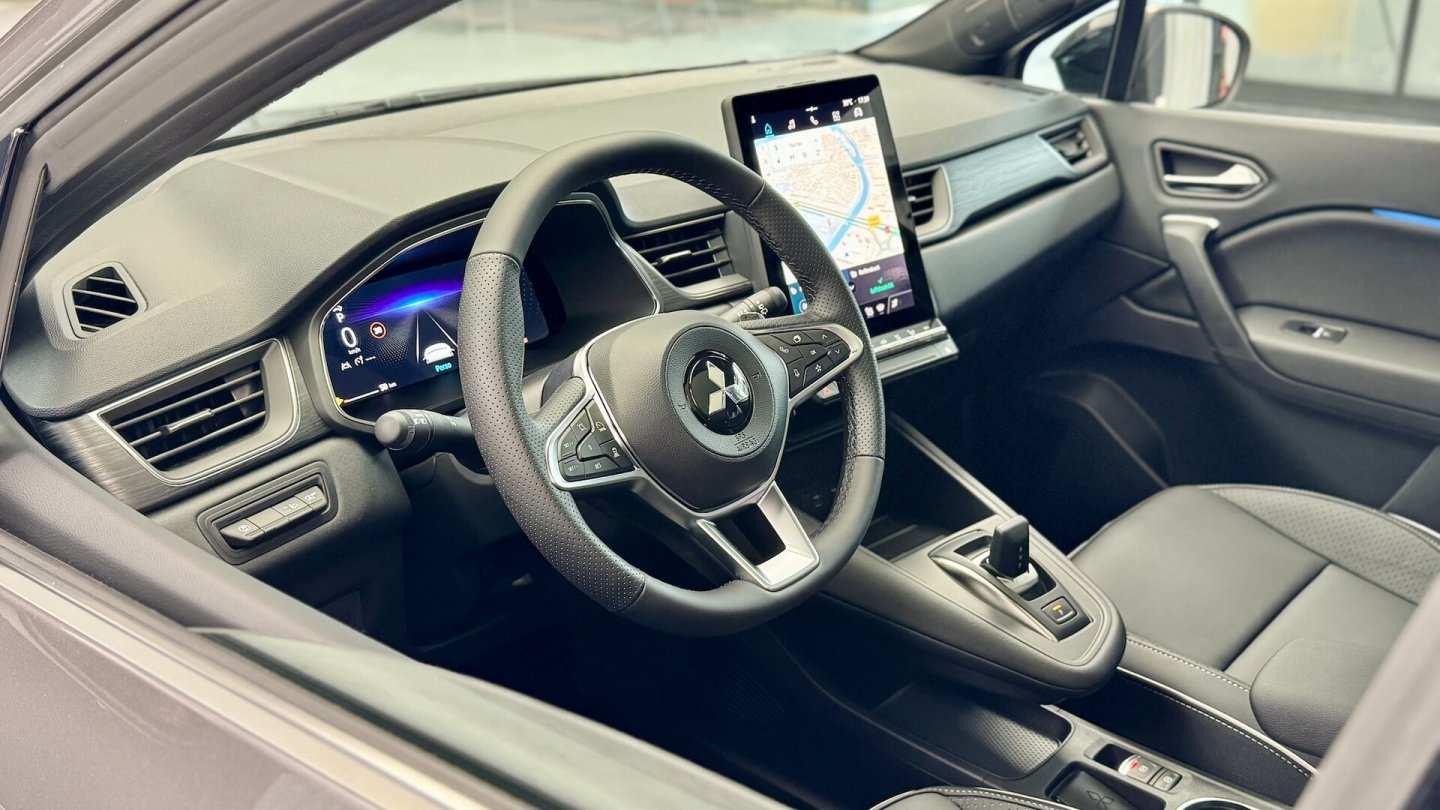 Das Lenkrad trägt die drei Diamanten im Pralltopf. Von Renault übernommen wird die Google-Software im Cockpit. Das Lenkrad trägt die drei Diamanten im Pralltopf. Von Renault übernommen wird die Google-Software im Cockpit.