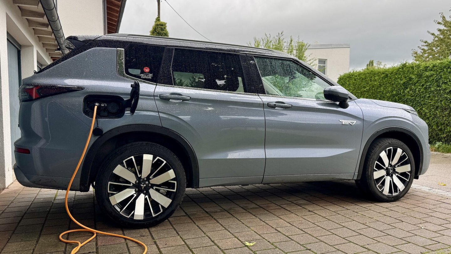 Ein Plug-in Hybrid sollte regelmäßig geladen werden. Der Outlander lässt sich dabei Zeit.