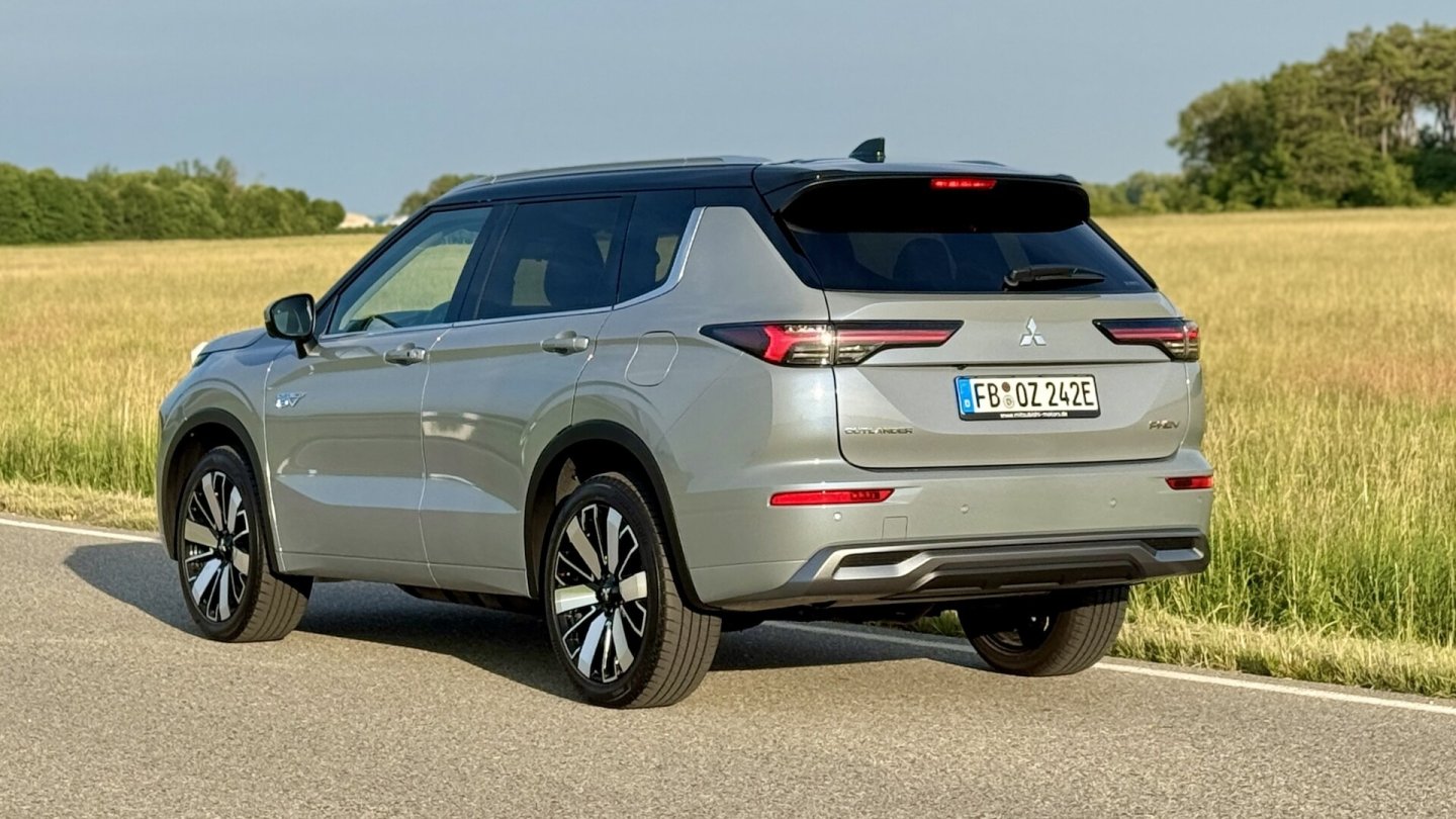 Der Testwagen ist im optionalen Mondsteingrau Metallic lackiert. Der Testwagen ist im optionalen Mondsteingrau Metallic lackiert.