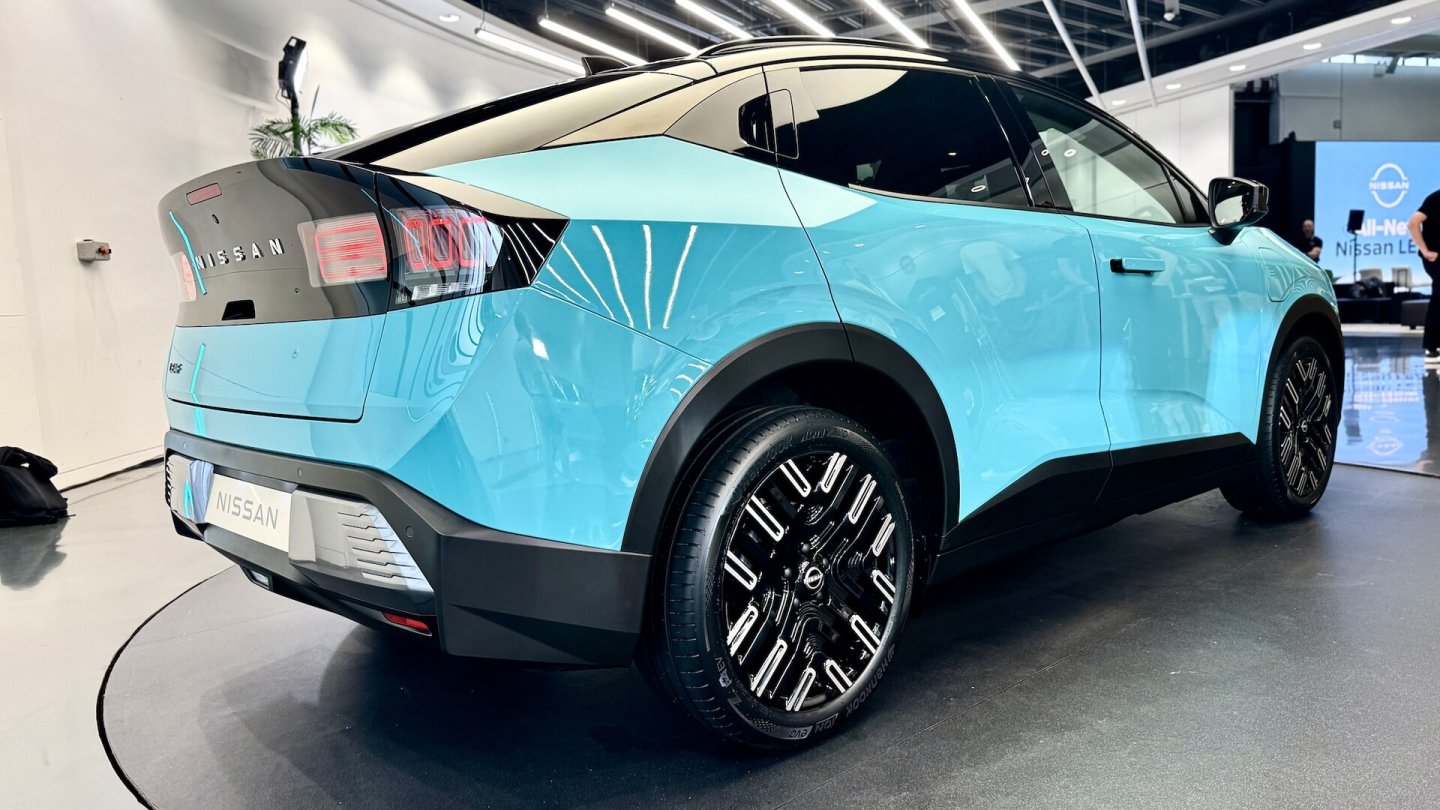 Die schwarze Blende am Heck ist ein auffälliges Designmerkmal am Nissan Leaf. Die schwarze Blende am Heck ist ein auffälliges Designmerkmal am Nissan Leaf.
