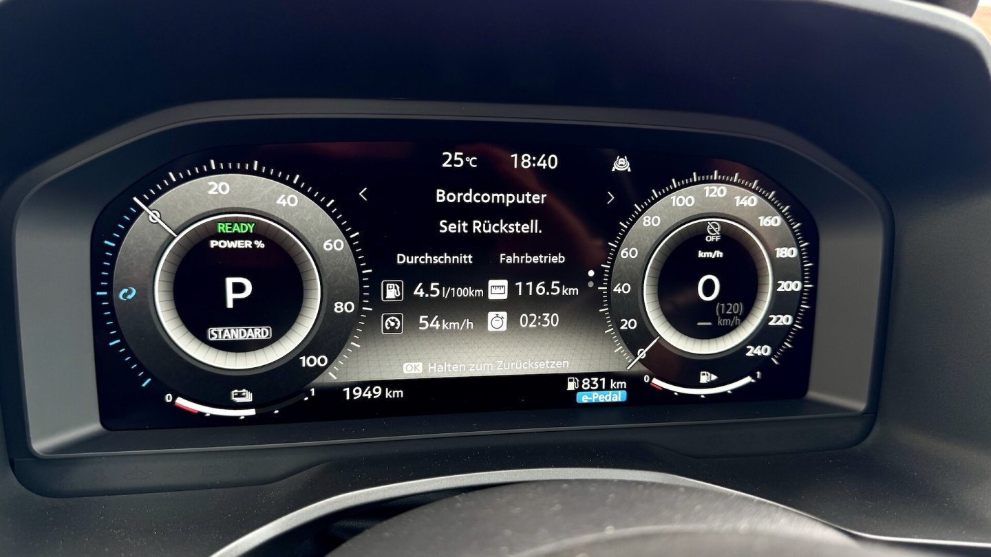Am Ende der Verbrauchsrunde zeigen Bordcomputer und Tankrechnung den gleichen Wert: 4,5 l/100 km beim neuen Qashqai e-Power. Am Ende der Verbrauchsrunde zeigen Bordcomputer und Tankrechnung den gleichen Wert: 4,5 l/100 km beim neuen Qashqai e-Power.