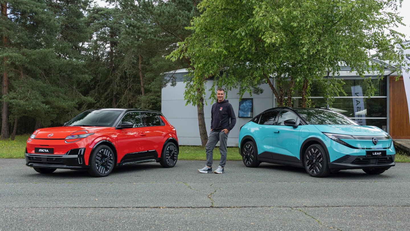 Noch bevor der Nissan Leaf auf den Markt kommt beginnt die Auslieferung des kleineren Micra, hier linksim Bild. Noch bevor der Nissan Leaf auf den Markt kommt beginnt die Auslieferung des kleineren Micra, hier linksim Bild.