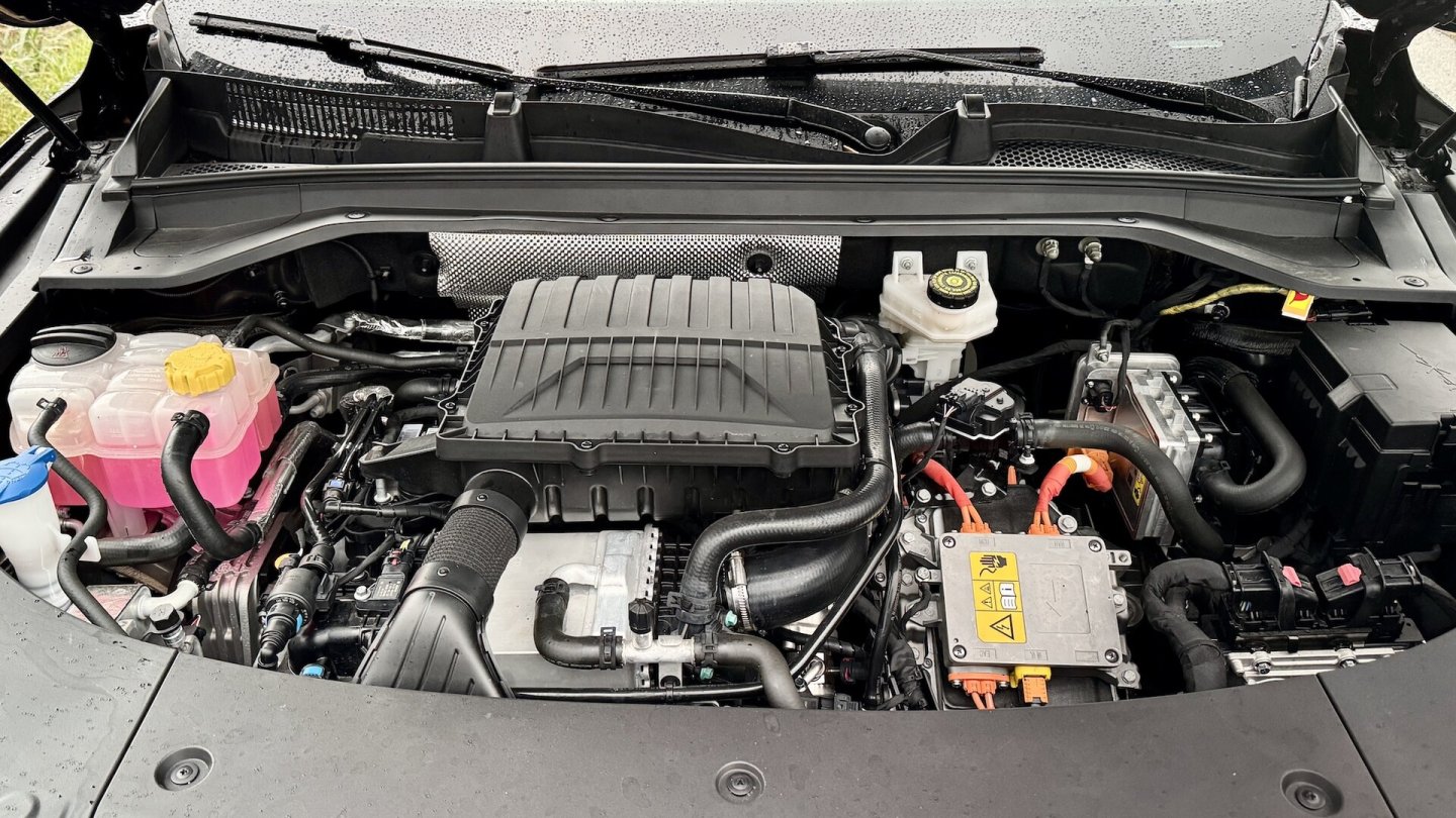Unter dem Blech trägt der Omoda 9 drei Elektromotoren und einen Vierzylinder-Benziner.