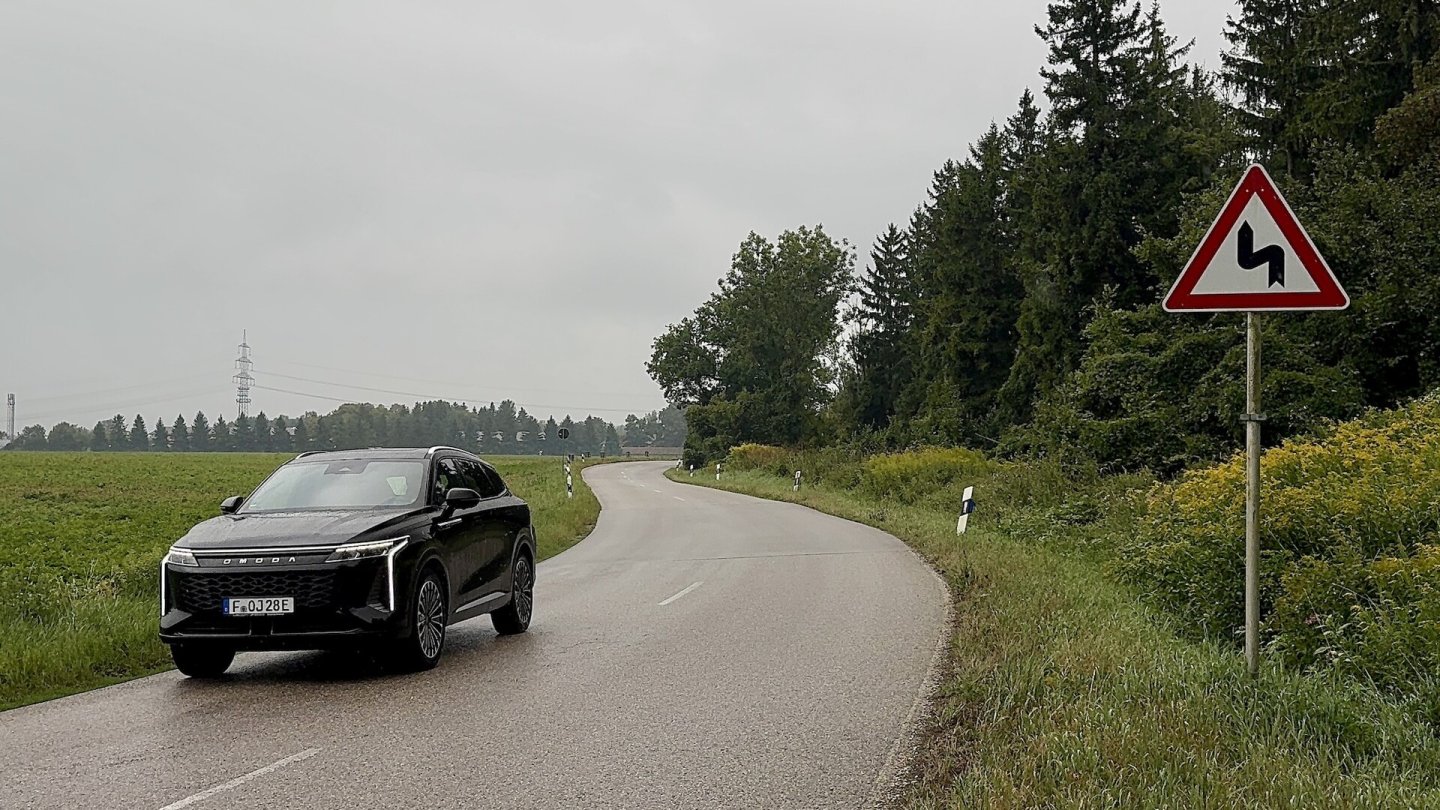 Ein Kurvenkünstler ist auch dieses Hybrid-SUV nicht, die entspannte Langstrecke ist sein Metier.