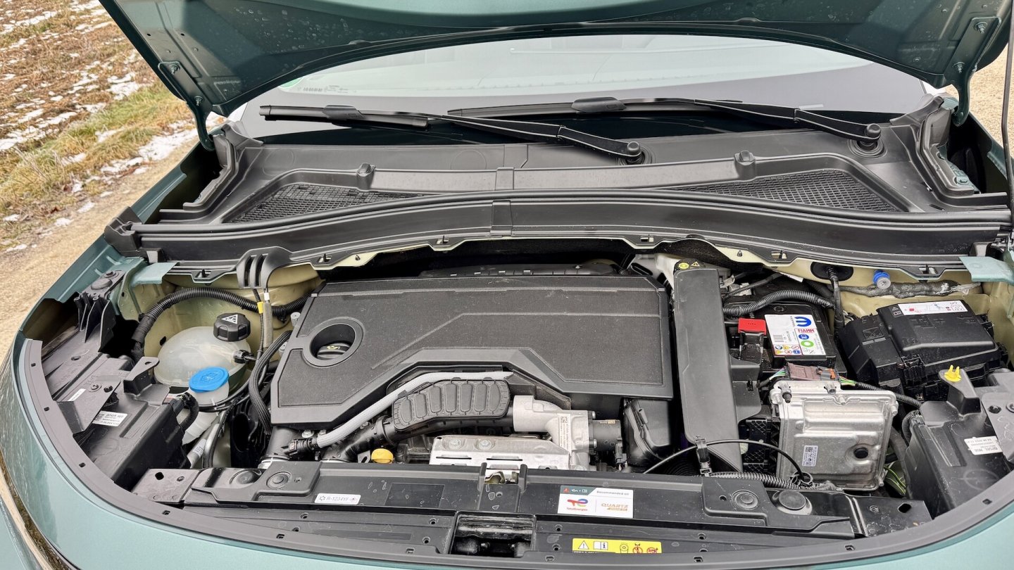 Den Opel Frontera Hybrid gibt es in zwei Leistungsstufen, jweils mit einem Sechsgang-Doppelkupplungsgetriebe.