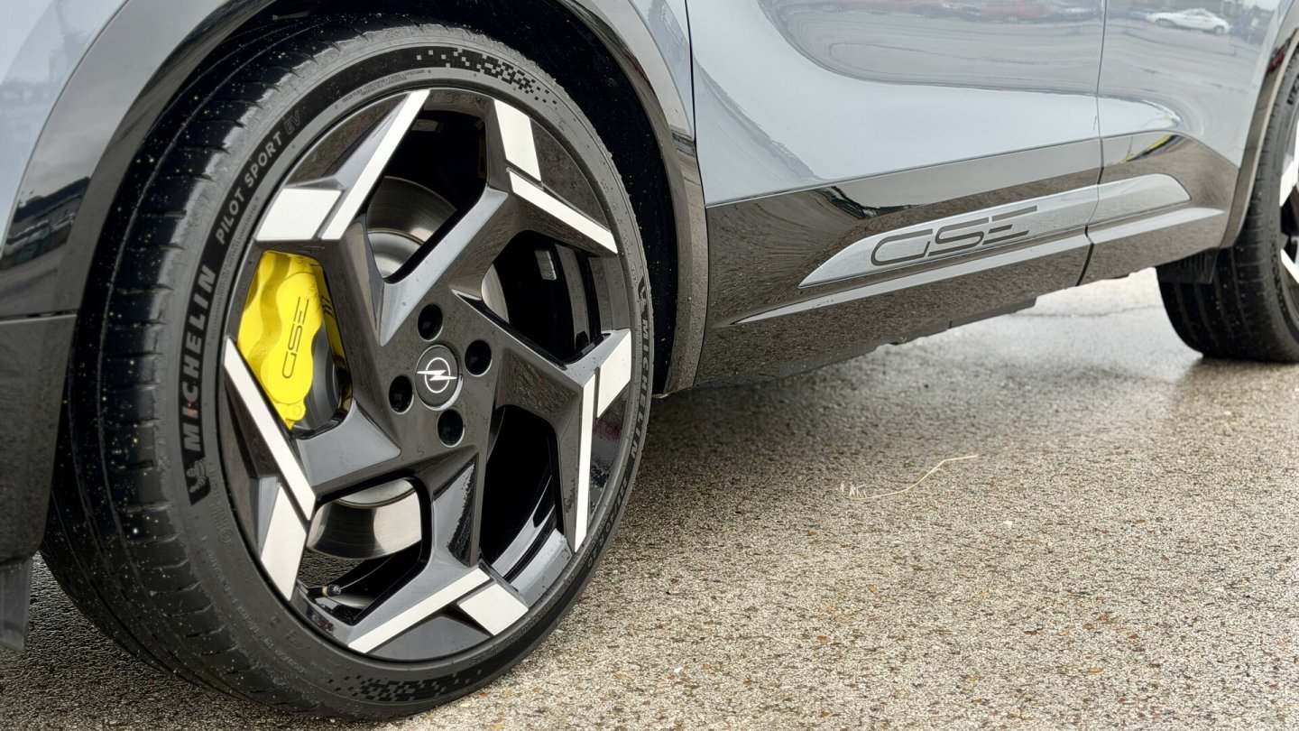 20-Zoll-Felgne und gelbe Bremssättel sind GSE-Merkmale.