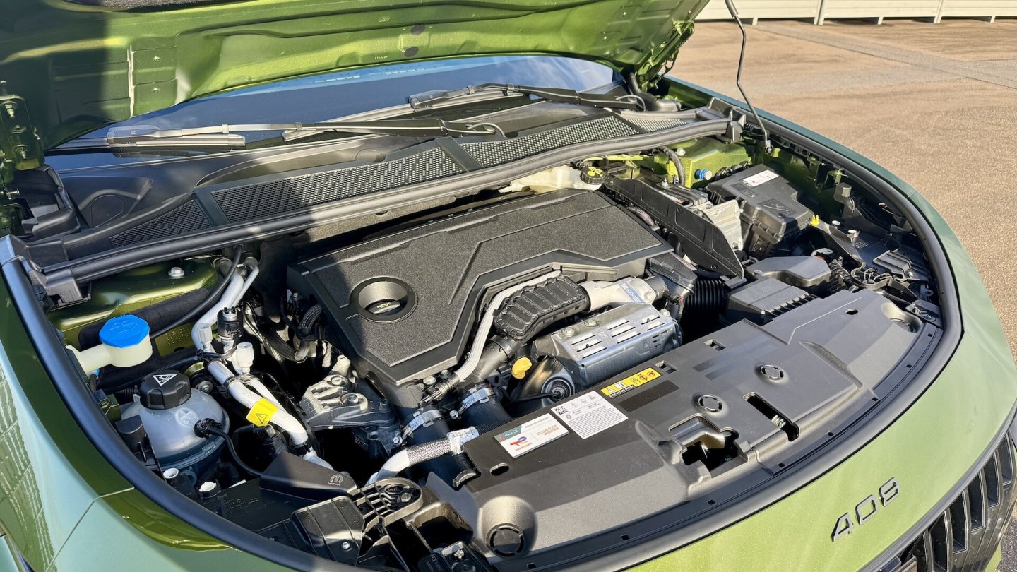 Die Kombination aus 1,2-Liter-Dreizylinder-Benziner und Elektromotor kommt auf eine Systemleistung von 145 PS.