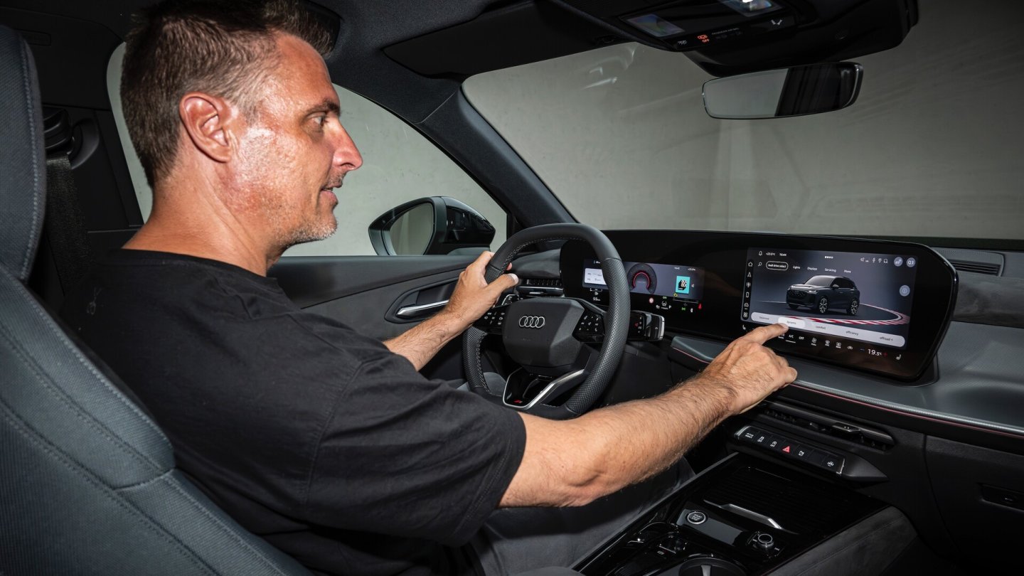 Googles Android OS ist die Software-Basis für das Infotainment im Audi Q3. Der Touchscreen ist leicht zum Fahrer geneigt. Googles Android OS ist die Software-Basis für das Infotainment im Audi Q3. Der Touchscreen ist leicht zum Fahrer geneigt.