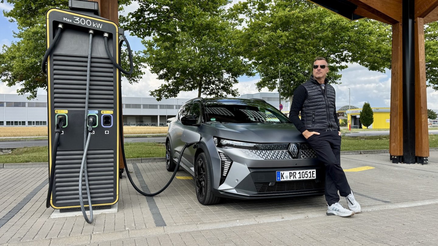 Am Schnelllader werden die versprochenen 150 kW fast erreicht, wenn auch nur kurz. Am Schnelllader werden die versprochenen 150 kW fast erreicht, wenn auch nur kurz.