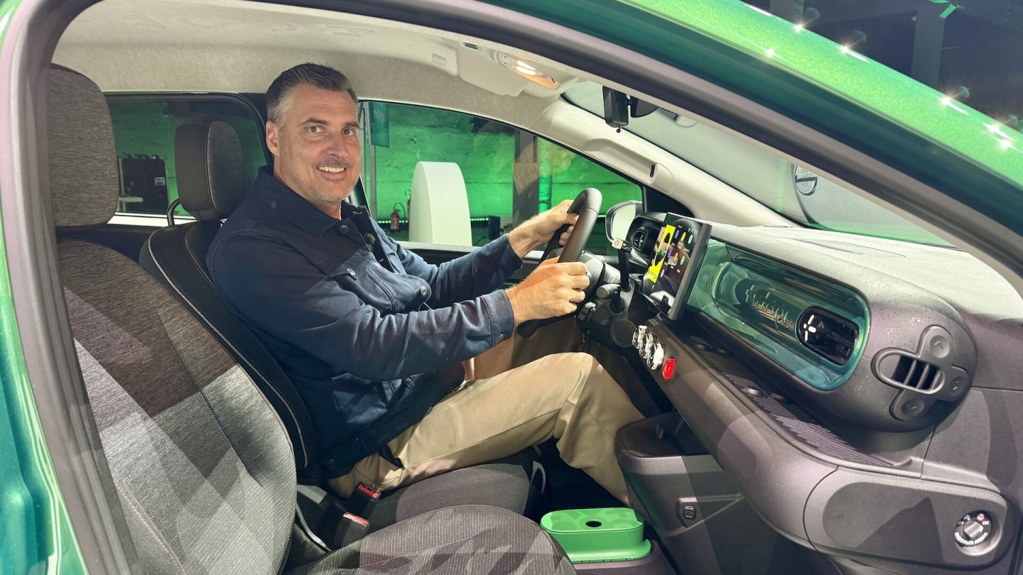 Vorne kommt man auch als großer Mensch gut unter - wie im ersten Twingo von 1992.