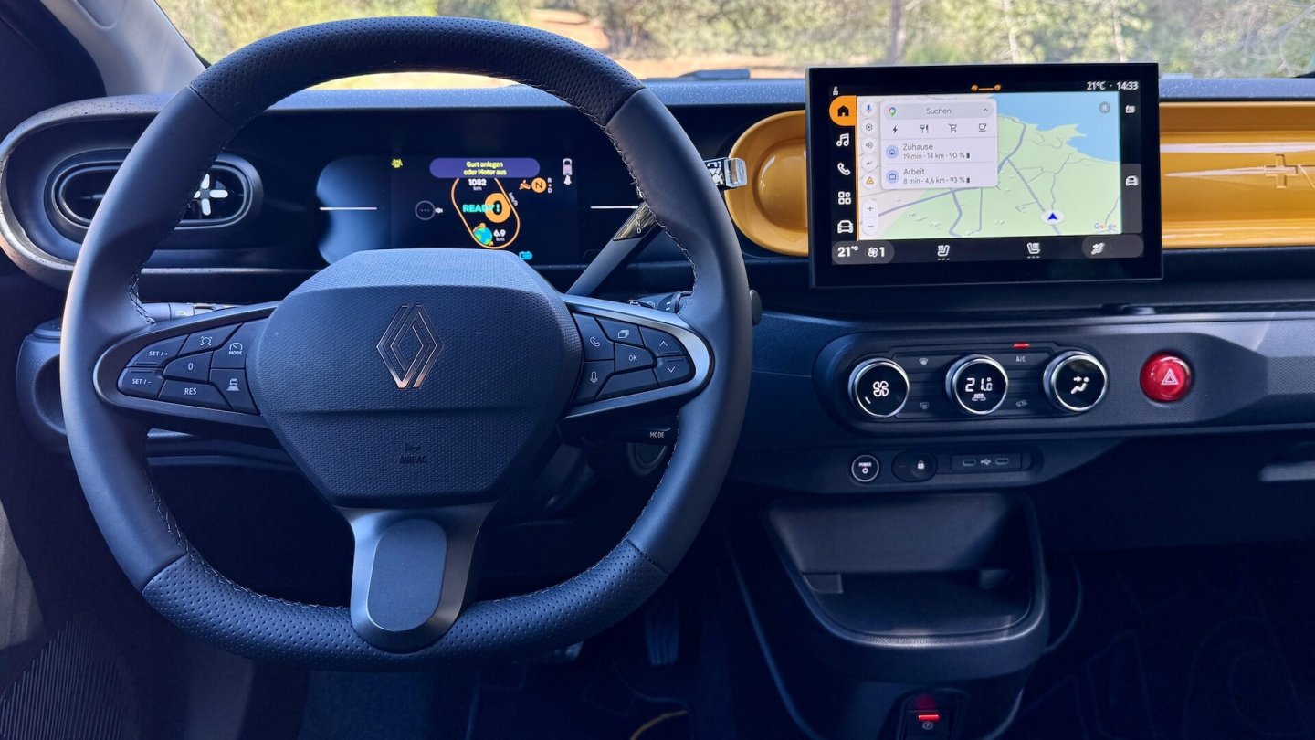 Das 10-Zoll-Display für Apple CarPlay und Android Auto ist in jedem Twingo serienmäßig.