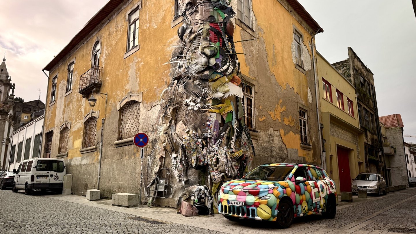 Kunst am Bau und auf Folie: In Serie geht der Epiq mit weniger buntem Karosseriekleid.