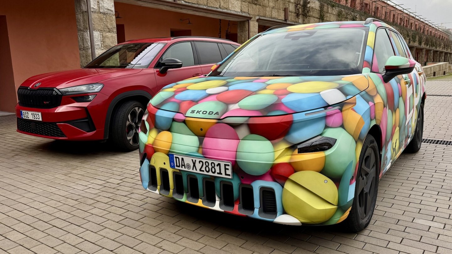 Der Skoda Epiq nebem den aktuellen Kodiaq RS. Erstmals wird beim kleinen SUV die neue Designsprache vollumfänglich zu sehen sein.