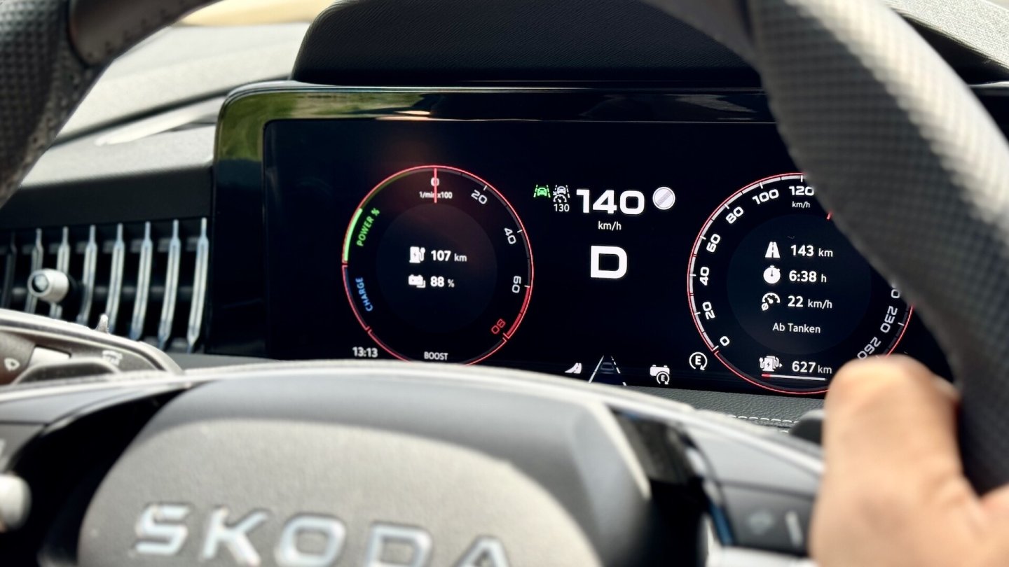 Bis zu 140 km/h kann der Skoda Superb iV rein elektrisch fahren.