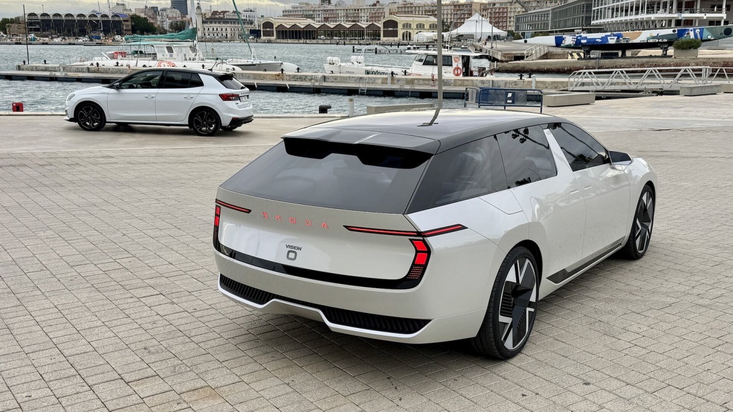 Zeitreise: Links ein aktueller Skoda Fabia, rechts das Design für zukünftige Modelle.