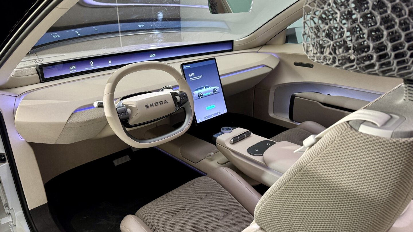 Ein Dreh-Drück-Steller und Walzen für Klimafunktionen wurden ergonomisch günstig auf der Mittelkonsole platziert. Ein Dreh-Drück-Steller und Walzen für Klimafunktionen wurden ergonomisch günstig auf der Mittelkonsole platziert.