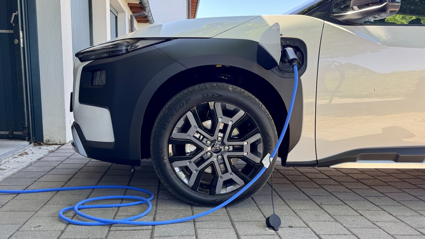Alle Varianten mit Ausnahme der Basis-Ausstattung haben ein 22-kW-Ladegerät serienmäßig an Bord.