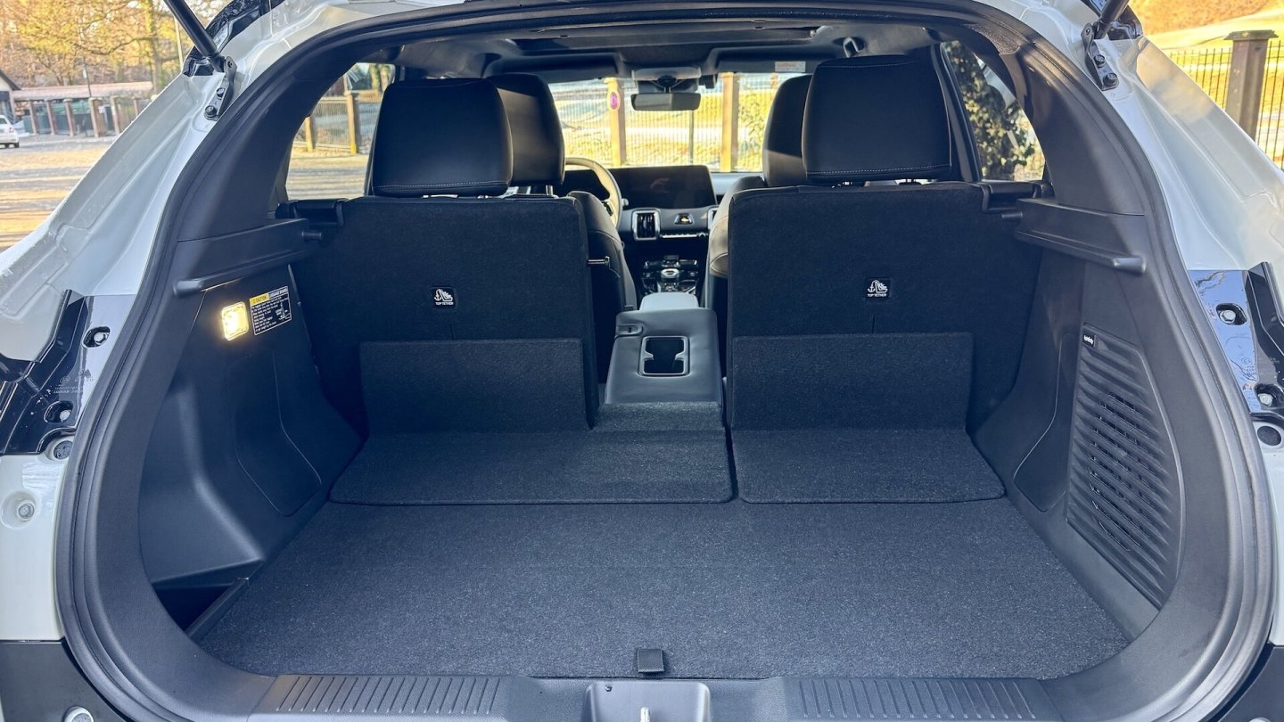 Die Lehne der verschiebbaren Rücksitzbank ist dreigeteilt umkkappbar. Im Alltag dürfte das Ladekabel einen Teil des Kofferraums für sich beanspruchen.