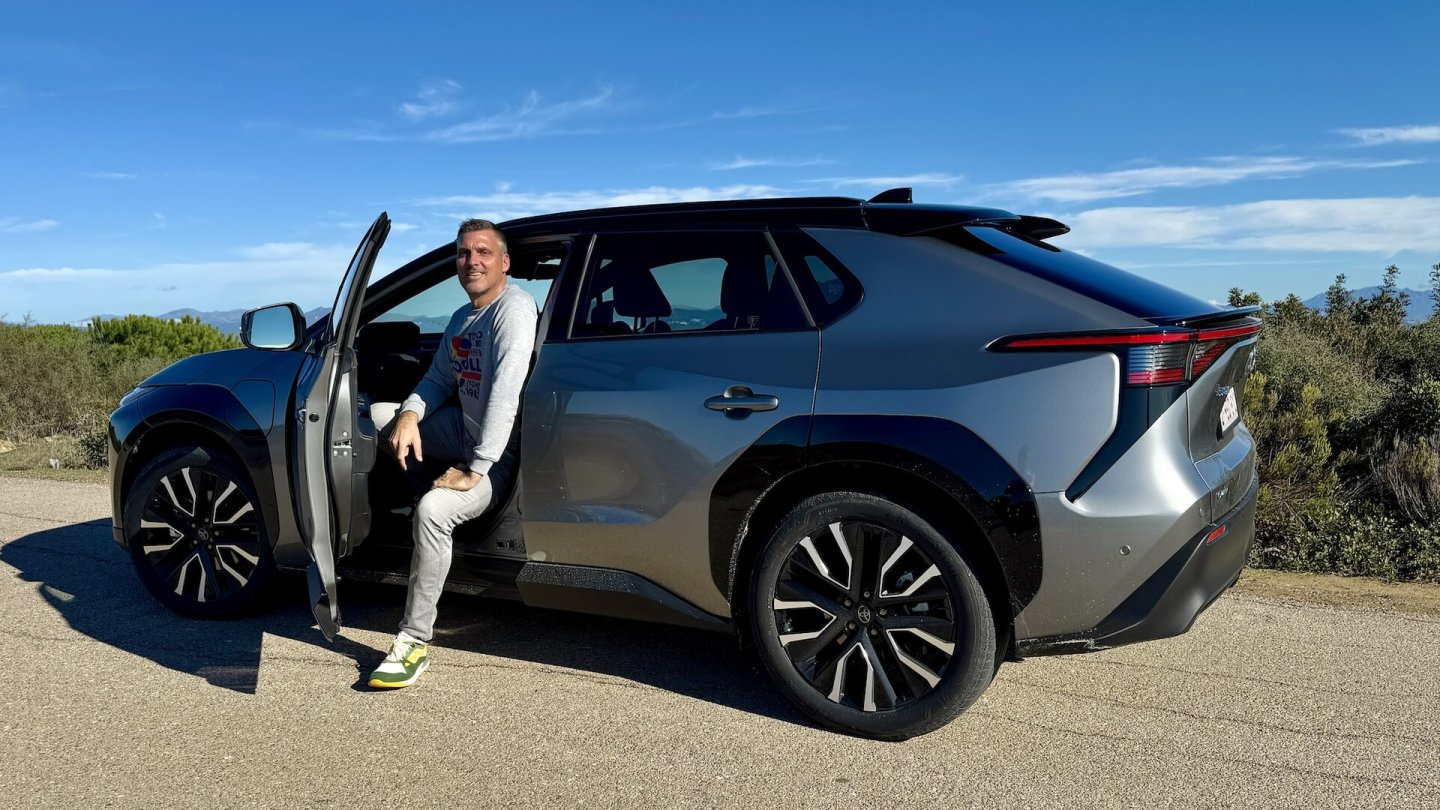 Anfang 2026 steht der überarbeitete Toyota bZ4X bei den Händlern.